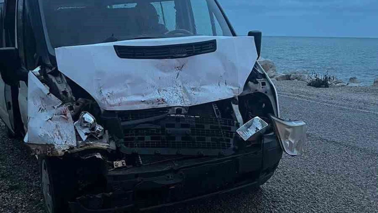 Kastamonu'nun Cide ilçesinde servis aracı kamyona çarptı: 3 öğrenci yaralandı