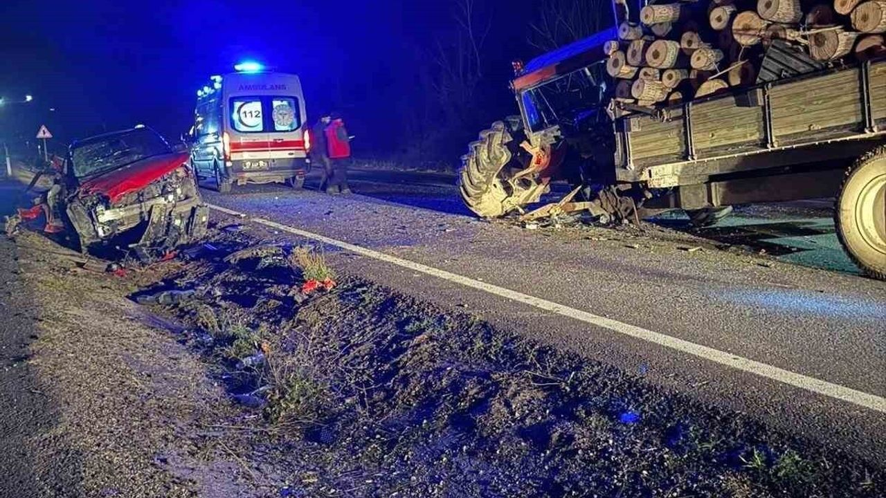 Kastamonu Taşköprü'de cip ile odun yüklü traktör çarpıştı: 3 kişi yaralandı