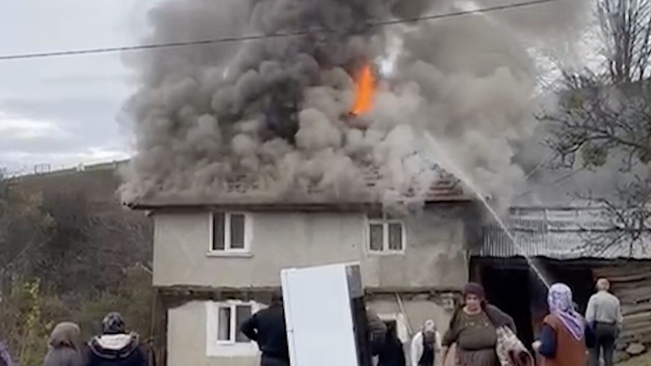 Kastamonu Taşköprü Şehirören’de 2 katlı ev yangını: Ev kullanılamaz hale geldi