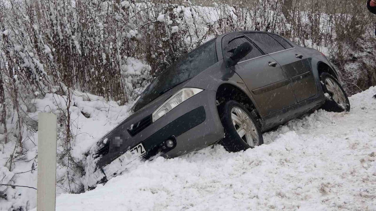 Kastamonu-Taşköprü yolunda kar nedeniyle kayganlaşma: Yan yatan otomobilde 4 kişi yaralandı