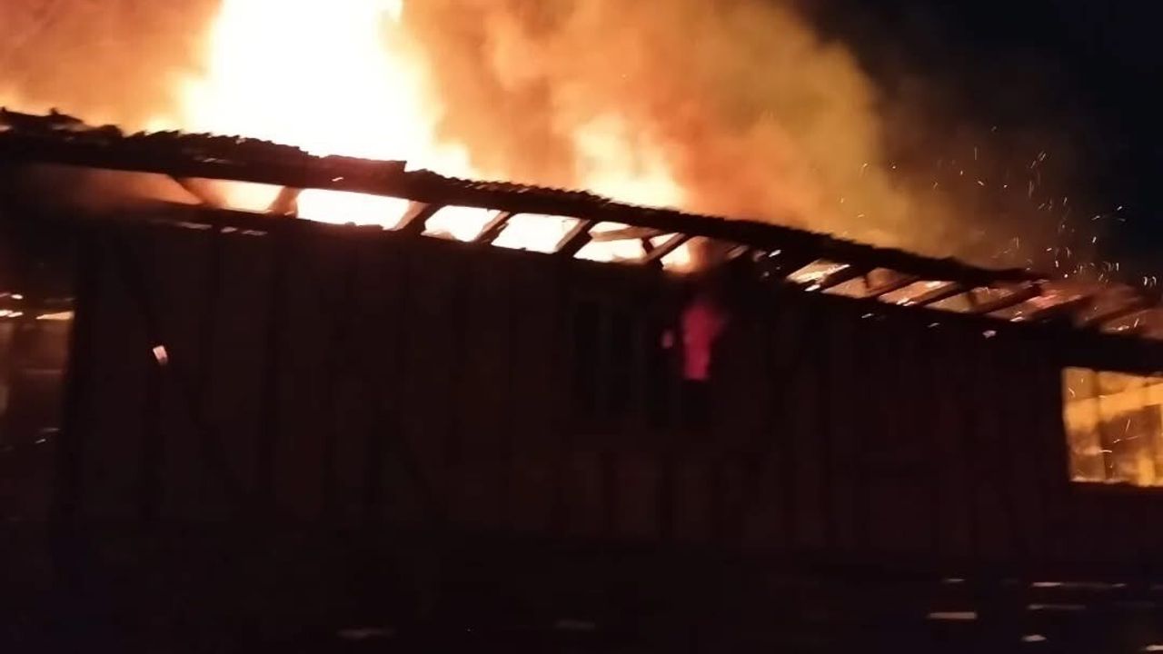 Kastamonu Ümit Köyü'nde iki katlı ahşap ev yangında kullanılamaz hale geldi