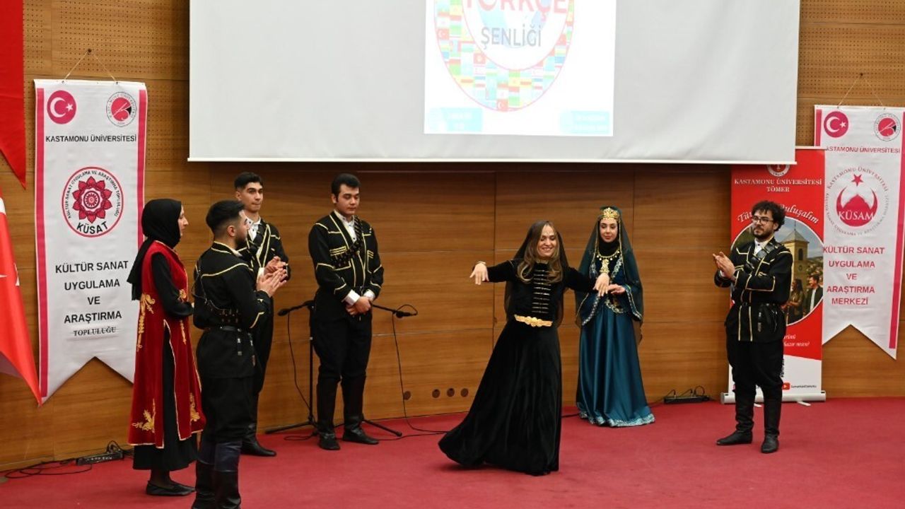 Kastamonu Üniversitesi'nde Dünya Dili Türkçe Günü Şenliği Düzenlendi