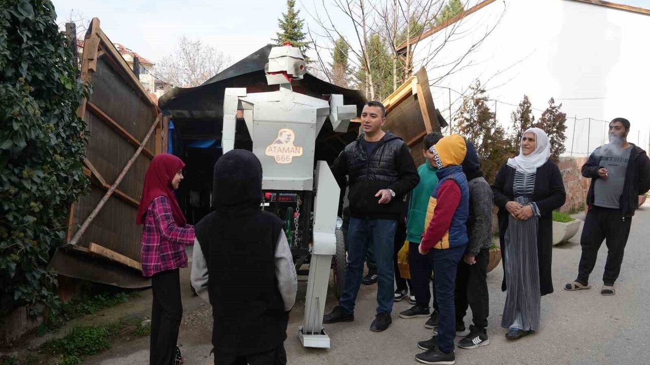 Kastamonulu işçi hurda malzemelerle insan taşıyabilen 'Ataman 666' robotunu üretti