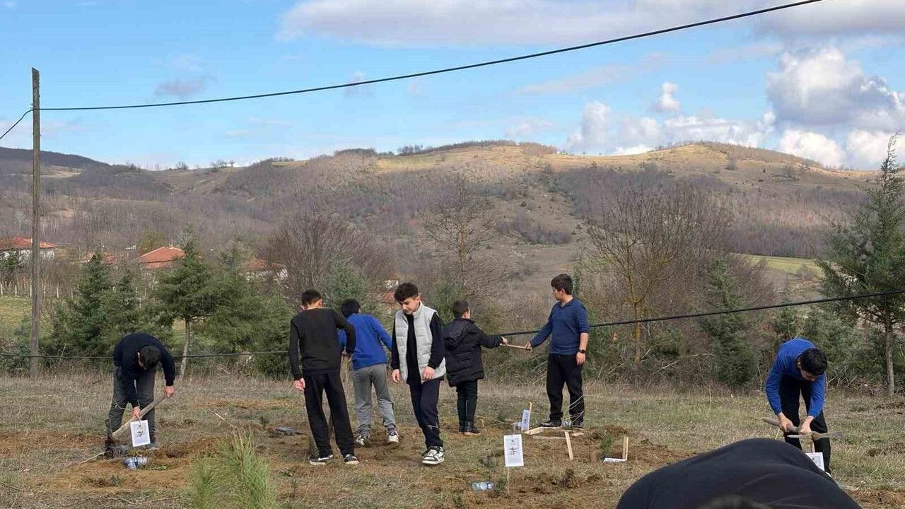 Kavak'ta 'Bir İnsan Bir Fidan' etkinliği: Okul bahçeleri fidanlarla, öğrencilere kitap sözü