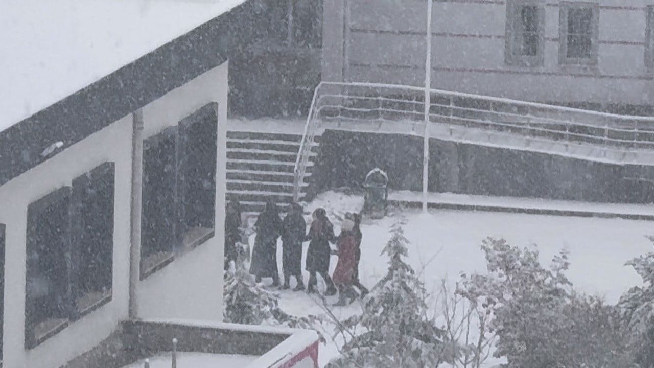 Kayapınar'da öğrenciler karı okul hoparlöründen çalınan oyun havalarıyla kutladı