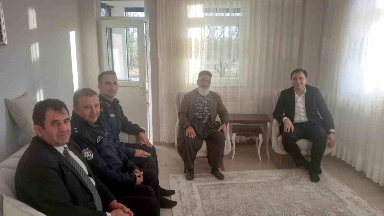 Kaymakam Ertuğrul Bayram, Kıbrıs Gazisi Fahri Şentürk'ü Evinde Ziyaret Etti