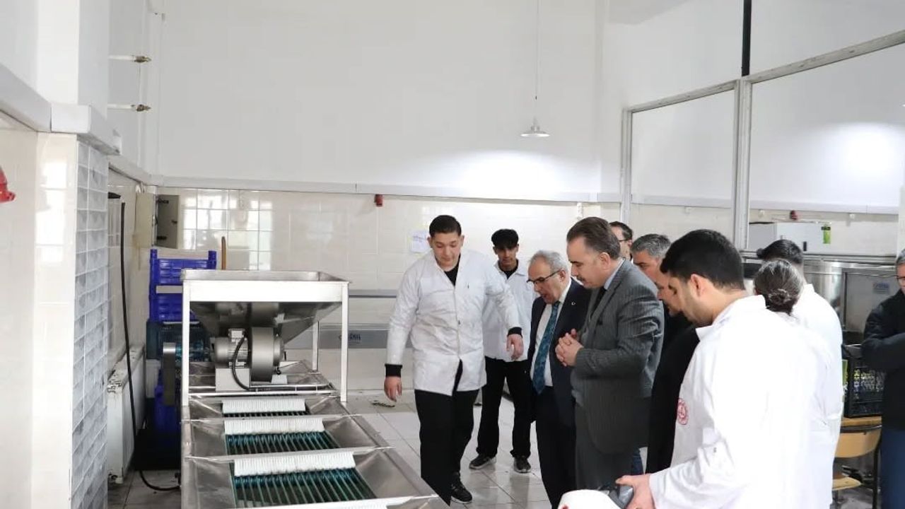 Kaymakam Odabaş, Edremit Mesleki ve Teknik Anadolu Lisesi üretim atölyelerini inceledi