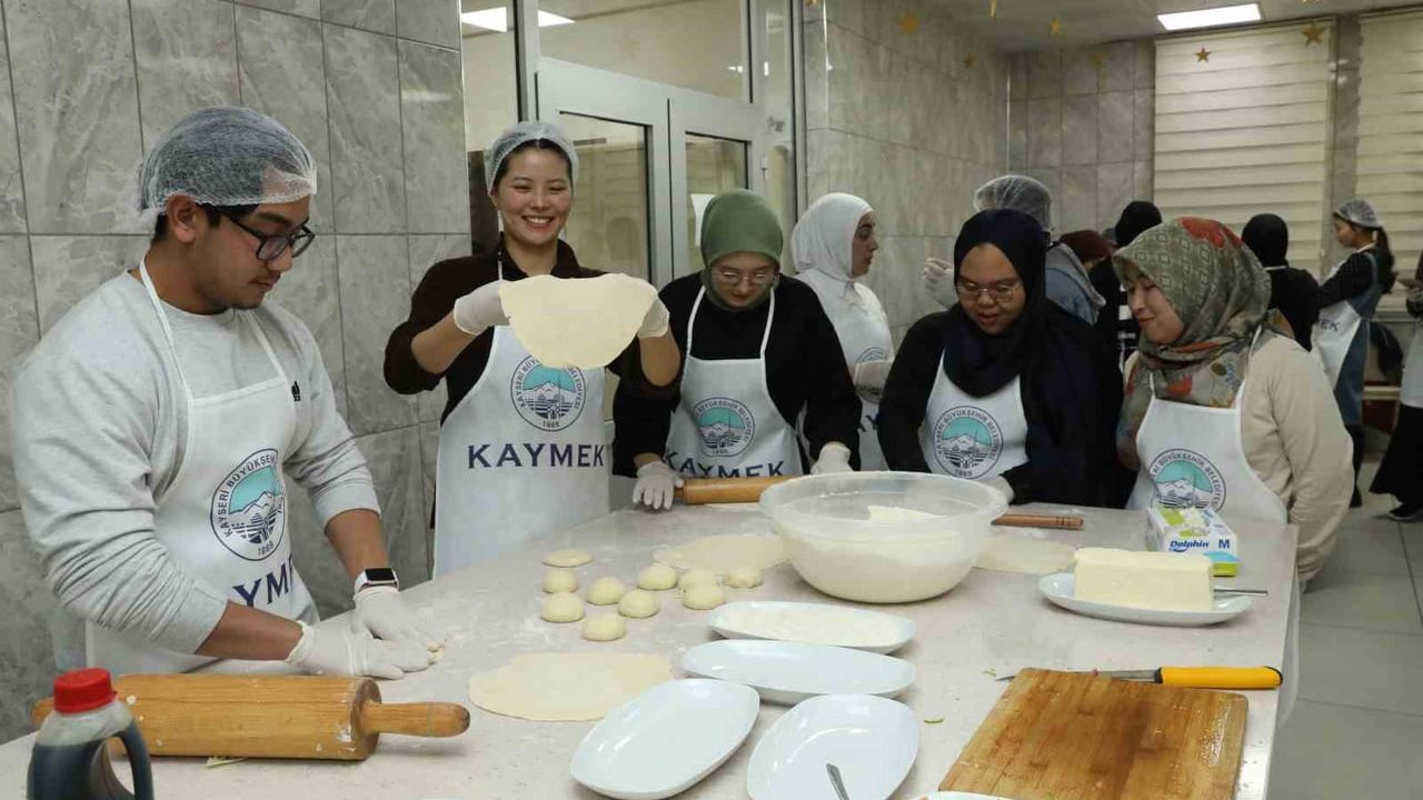 KAYMEK, yabancı öğrencilere Kayseri yemekleri kursu ve yağlama etkinliği düzenledi