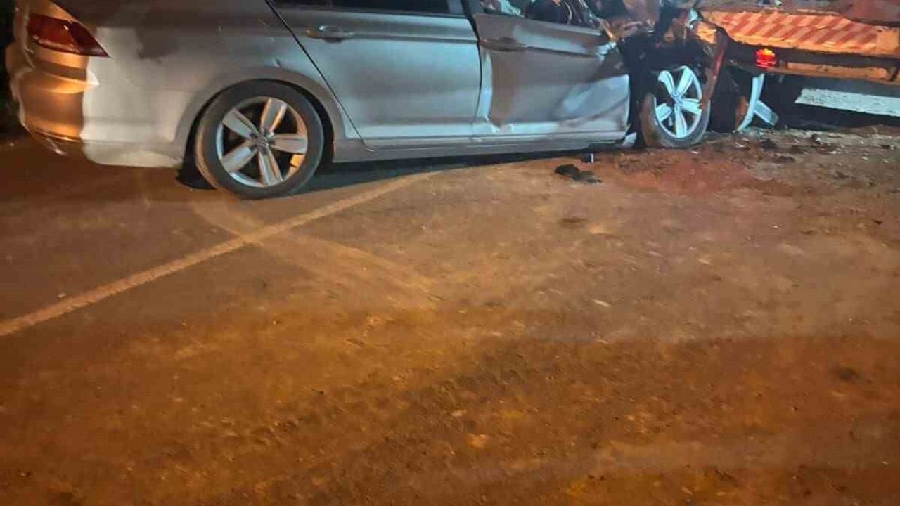 Kaynarca'da çekiciye çarpan otomobilin sürücüsü yaralandı