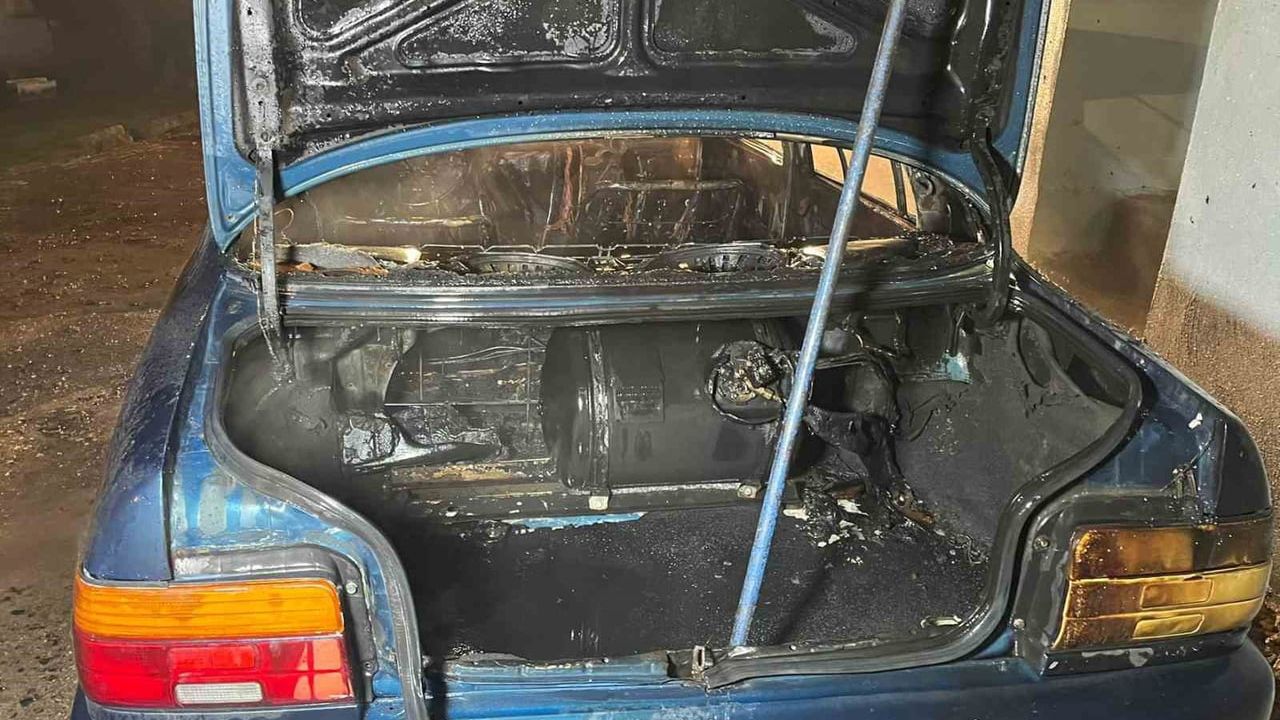 Kaynarca'da park halindeki otomobil yandı; itfaiye müdahale etti, inceleme başlatıldı