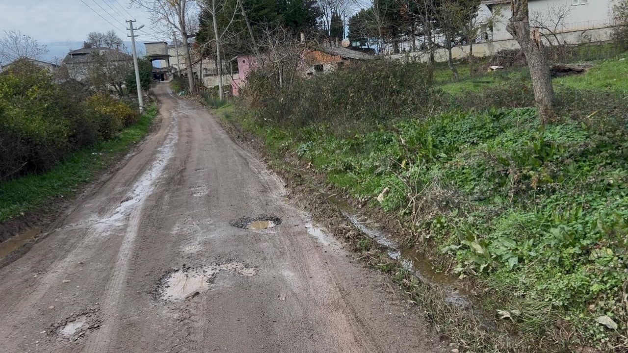 Kaynarca Karaçalı Mahallesi'nde 10 yıllık yol sorunu: Güven Sokak çamurla boğuşuyor