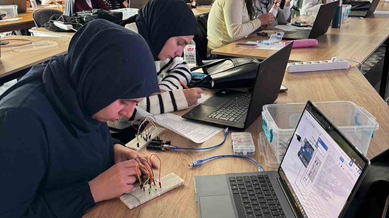 Kayseri Bilişim Akademisi'nden Öğretmen Adaylarına Ücretsiz Robotik Kodlama Eğitimi