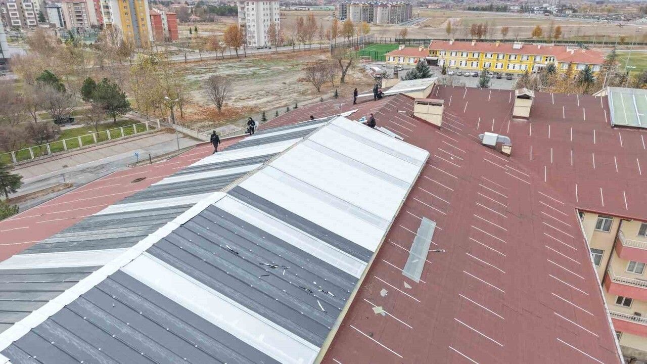 Kayseri Büyükşehir Belediyesi Hacı Rukiye Gazioğlu Huzurevi’nin 780 m² Çatısını 7 Günde Yeniliyor