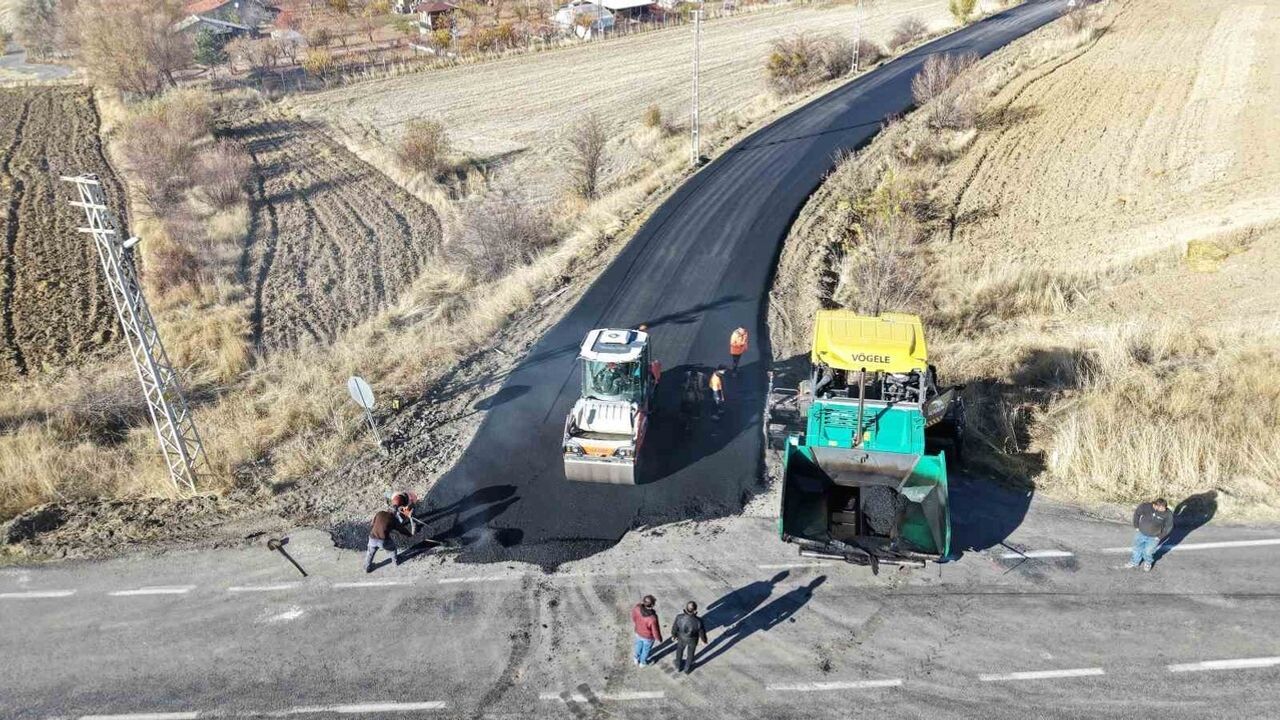 Kayseri Büyükşehir, Höbek Mahallesi'nde 5 bin 600 metrelik yolda 8 bin 600 ton sıcak asfalt serimi
