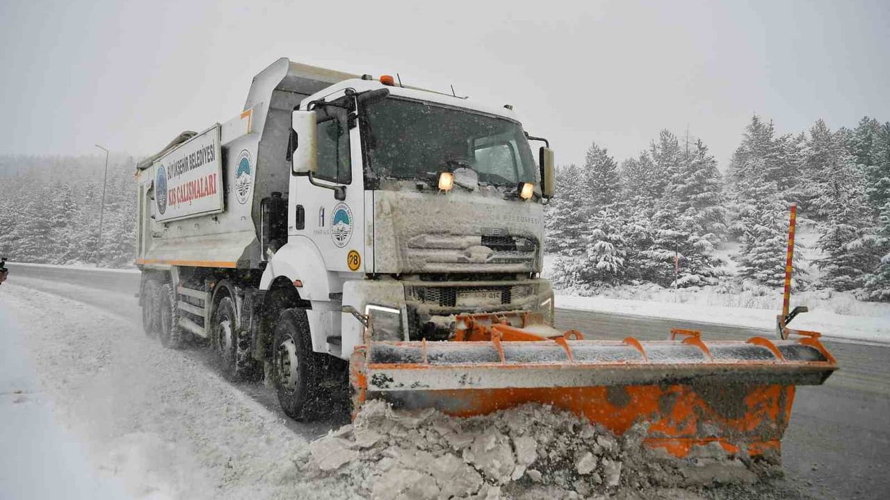 Kayseri Büyükşehir’in karla mücadele ekipleri 156 araç ve 421 personelle sahada