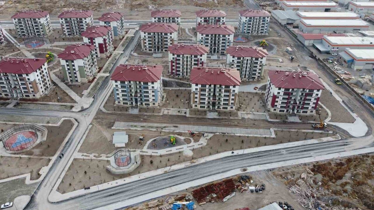 Kayseri Büyükşehir, Oruçreis Kentsel Dönüşüm II. Etapta Park Sulama ve Peyzaj Düzenlemesini Hızlandırdı