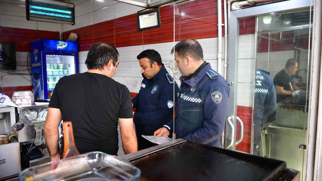 Kayseri Büyükşehir Zabıtası Cumhuriyet Meydanı'ndaki kanatlı eti işletmelerini denetledi