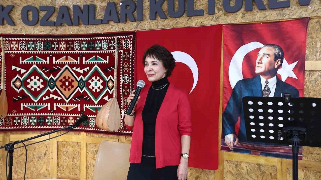 Kayseri'de 33 kadın muhtar, seçme ve seçilme hakkının 91. yılını müzikle kutladı