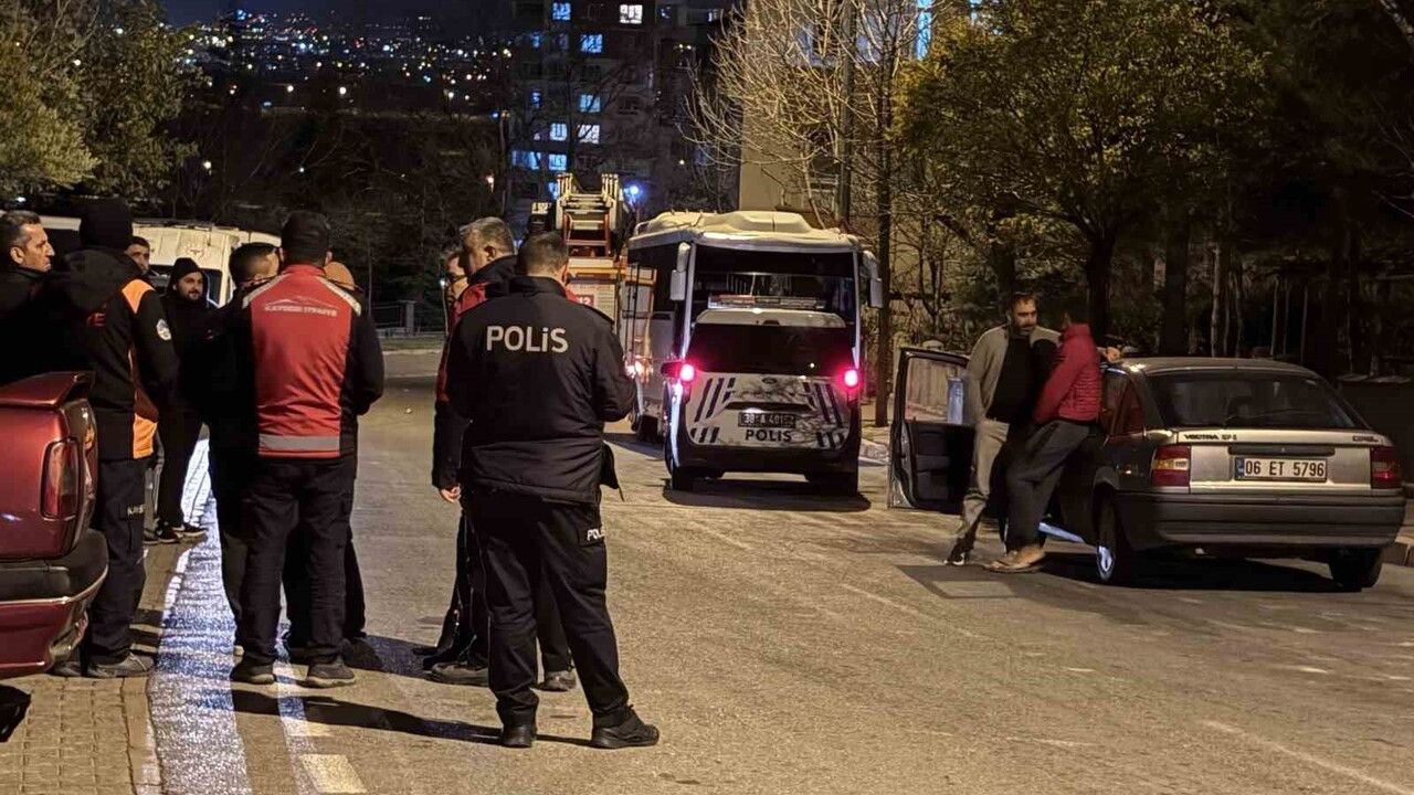 Kayseri'de 5. kattaki balkonda intihar girişimi: R.T. 4 saatte ikna edildi