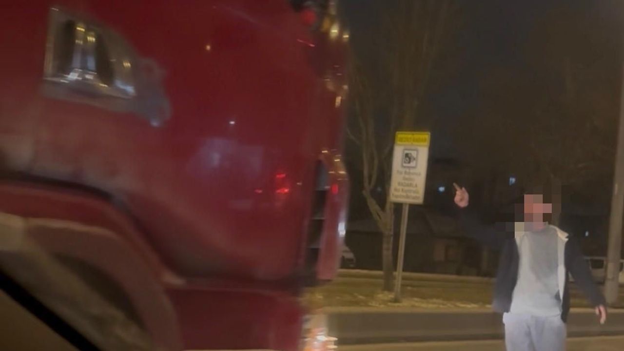 Kayseri'de alkollü olduğu iddia edilen kişi tırın önüne geçerek trafiği kilitledi