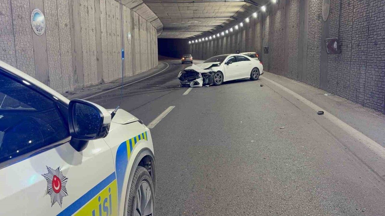 Kayseri'de alkollü sürücünün karıştığı kaza: Lüks Mercedes pert oldu, yaralanma yok