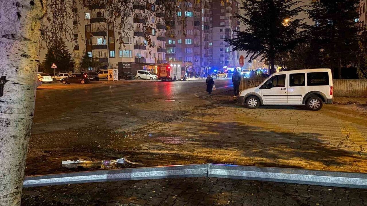 Kayseri'de aydınlatma direğine çarpan sürücü 200 metre sonra durdu; polise tehditte bulundu