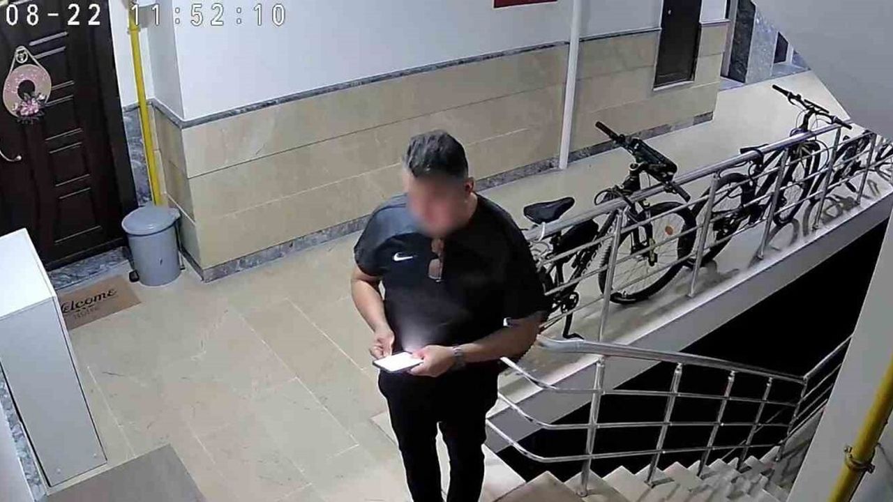 Kayseri'de emekli başçavuş boşanma sürecindeki eşinin evine baltayla girmeye çalıştı; bina görevlisinin eşi öldü