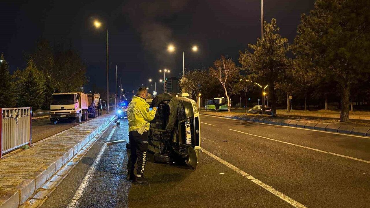 Kayseri'de hafif ticari araç yan yattı: 2 kişi yaralandı