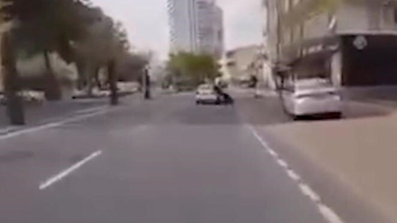 Kayseri'de hatalı şerit değişimi motosiklet sürücüsünü düşürdü: Sürücü gözaltına alındı