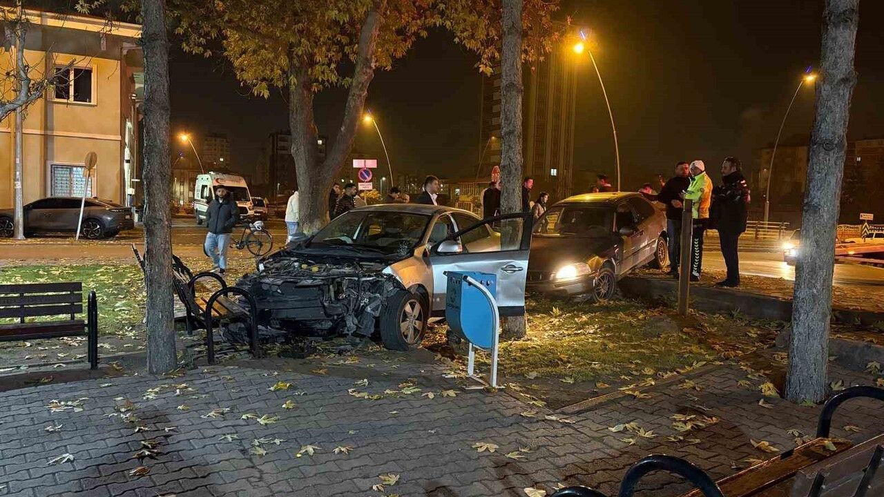 Kayseri'de İki Otomobil Cami Bahçesine Savruldu; Yaralanan Yok
