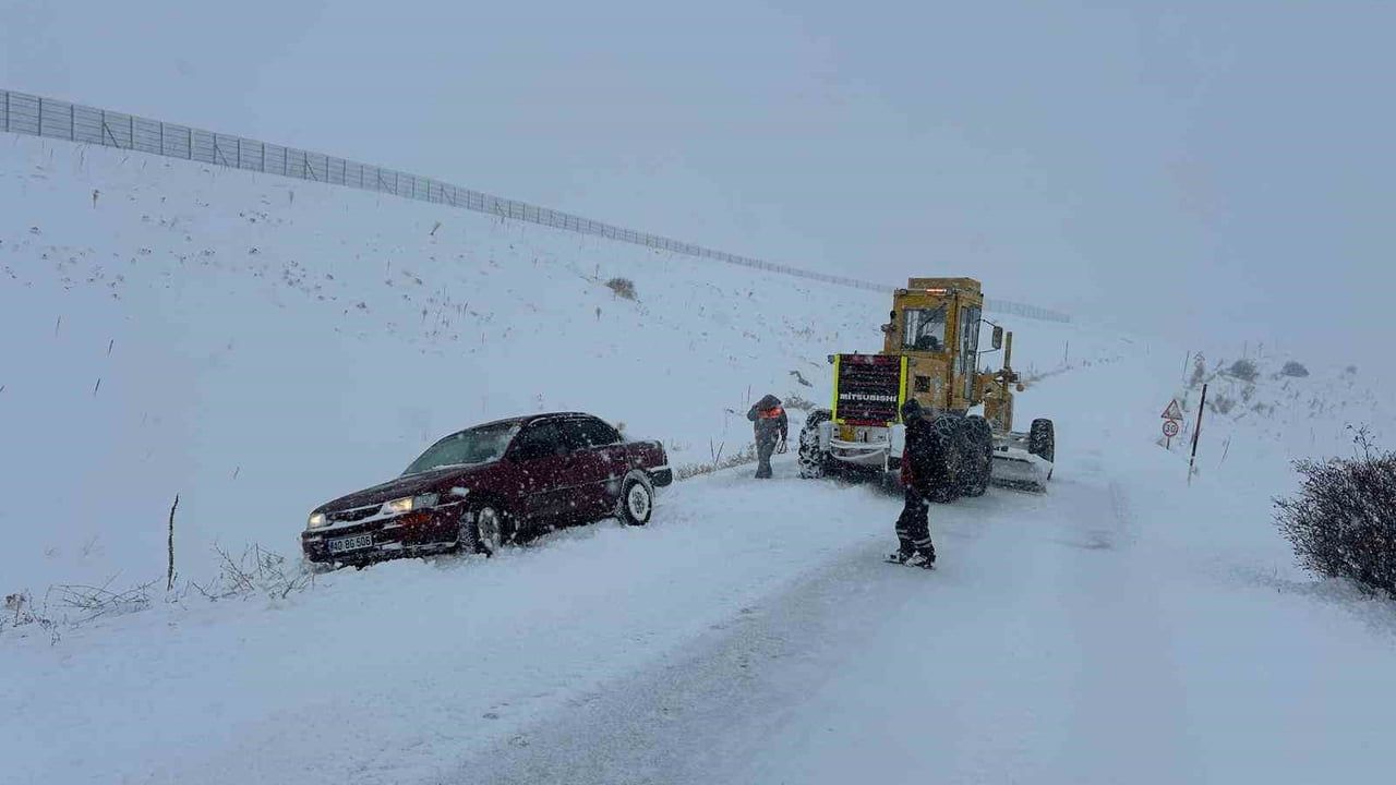 Kayseri'de karla mücadele: 7 ilçede 61 mahalle yolu ulaşıma açıldı
