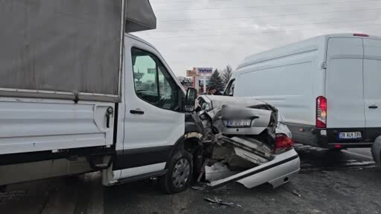 Kayseri'de kırmızı ışık ihlali zincirleme kazaya yol açtı: 1'i ağır 3 yaralı