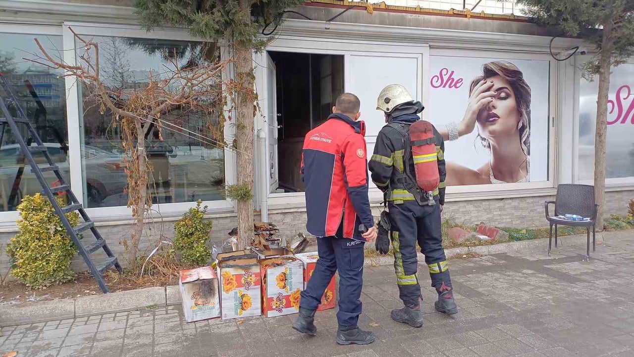 Kayseri'de kuruyemişçi deposunda klima yangını: 4 kişi dumandan etkilendi