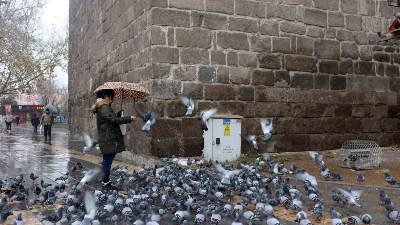 Kayseri'de Mevsimin İlk Karı Kent Merkezine İndi