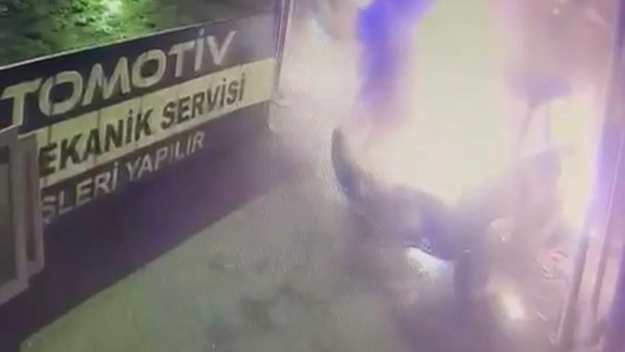 Kayseri'de oto sanayi sitesinde kazalı araç alev aldı: 2 otomobil küle döndü