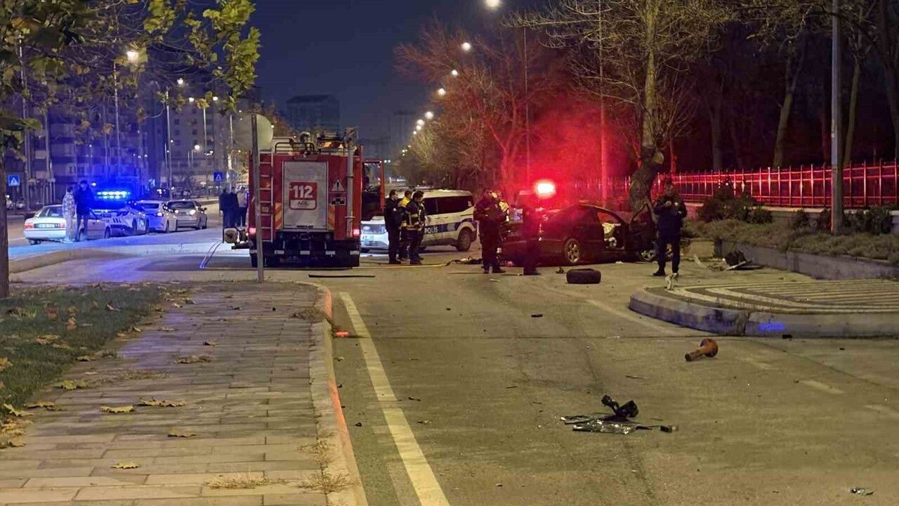 Kayseri'de otomobil kaldırıma çarpıp 200 metre sürüklendi: 1 ölü, 1 ağır yaralı