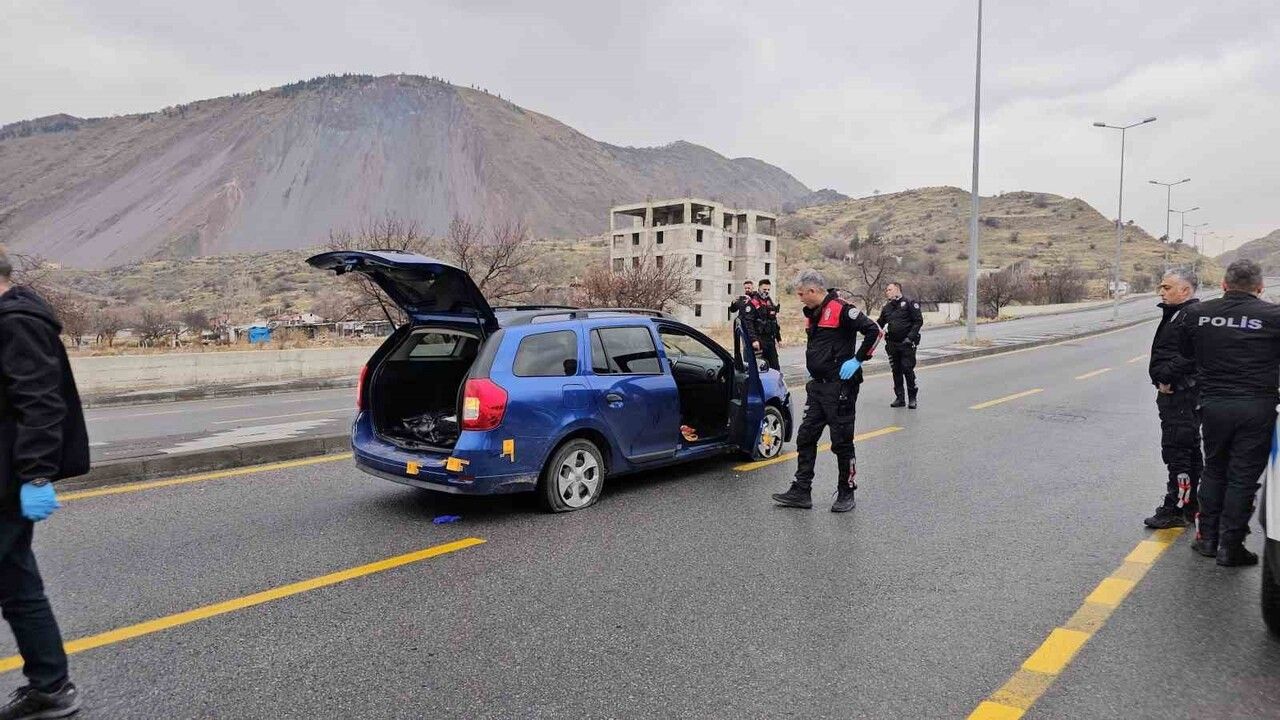 Kayseri'de polisten kaçan sürücü 3 polis aracına çarpıp lastiklerine ateş edilerek yakalandı