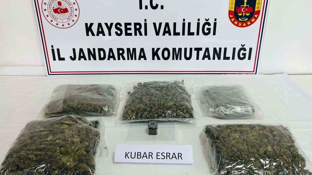 Kayseri'de sehpa arasına gizlenmiş 4 kilo 677 gram uyuşturucu ele geçirildi
