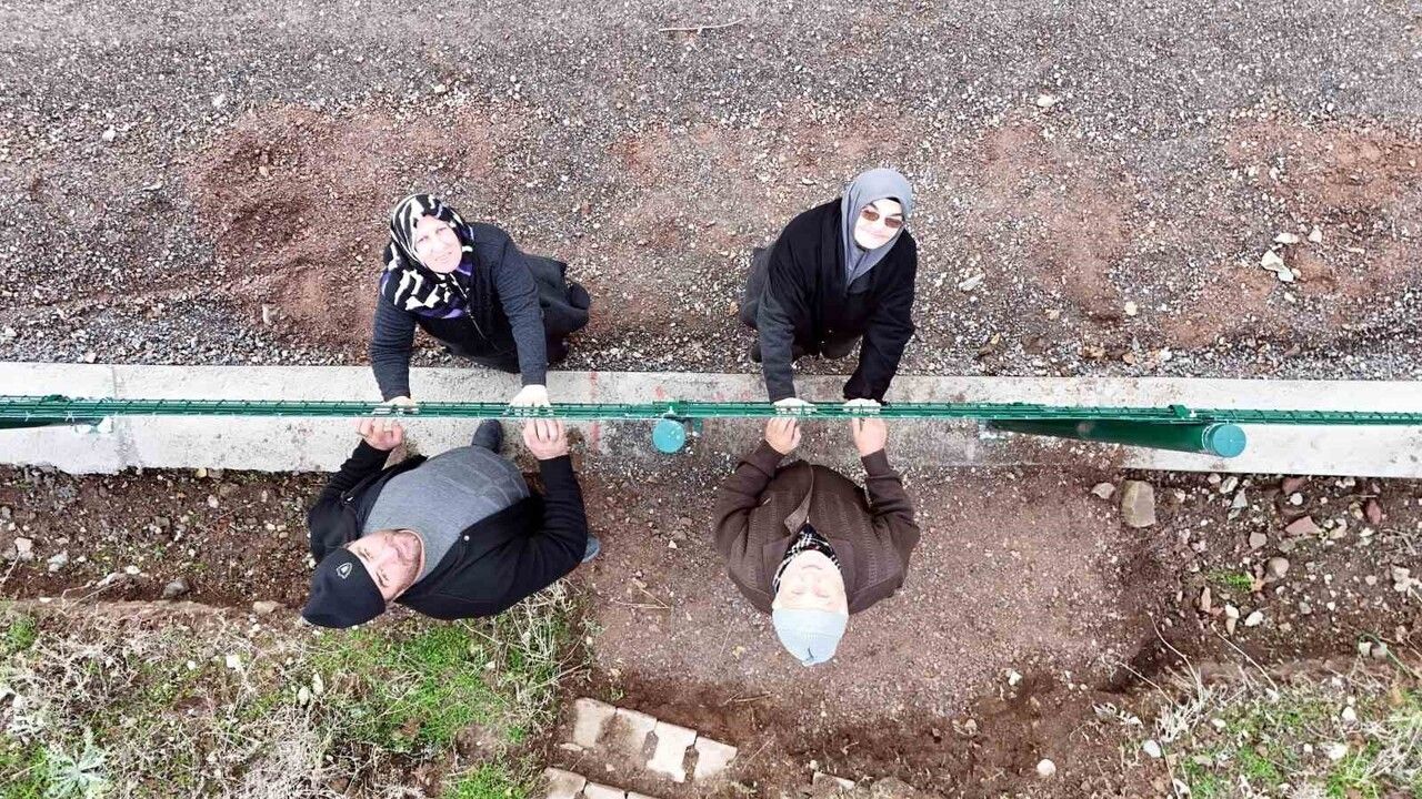 Kayseri'de tel örgüsü mahalleyi ikiye böldü: Sarımsaklı sakinleri günlük ihtiyaçlar için 5 kilometre yürüyor