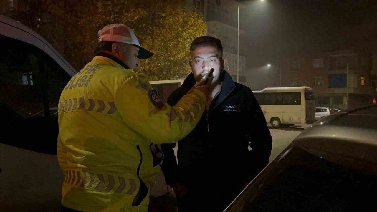 Kayseri'de ters yönden gelen araç polis ekibine çarpıp kaçtı; sürücü 2.28 promil alkollü yakalandı