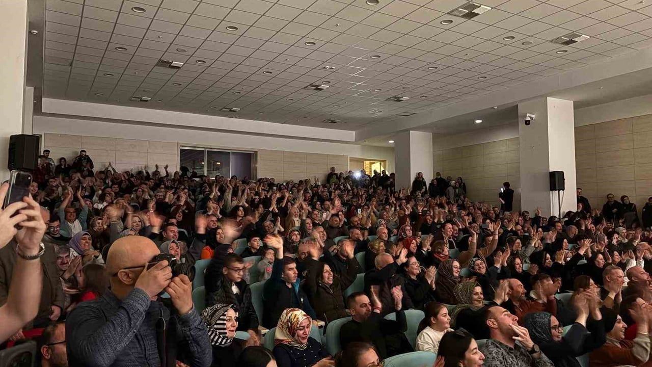 Kayseri'de 'Umut Gecesi': Talha Bora Öge Erciyes Kültür Merkezi'nde Sevenleriyle Buluştu