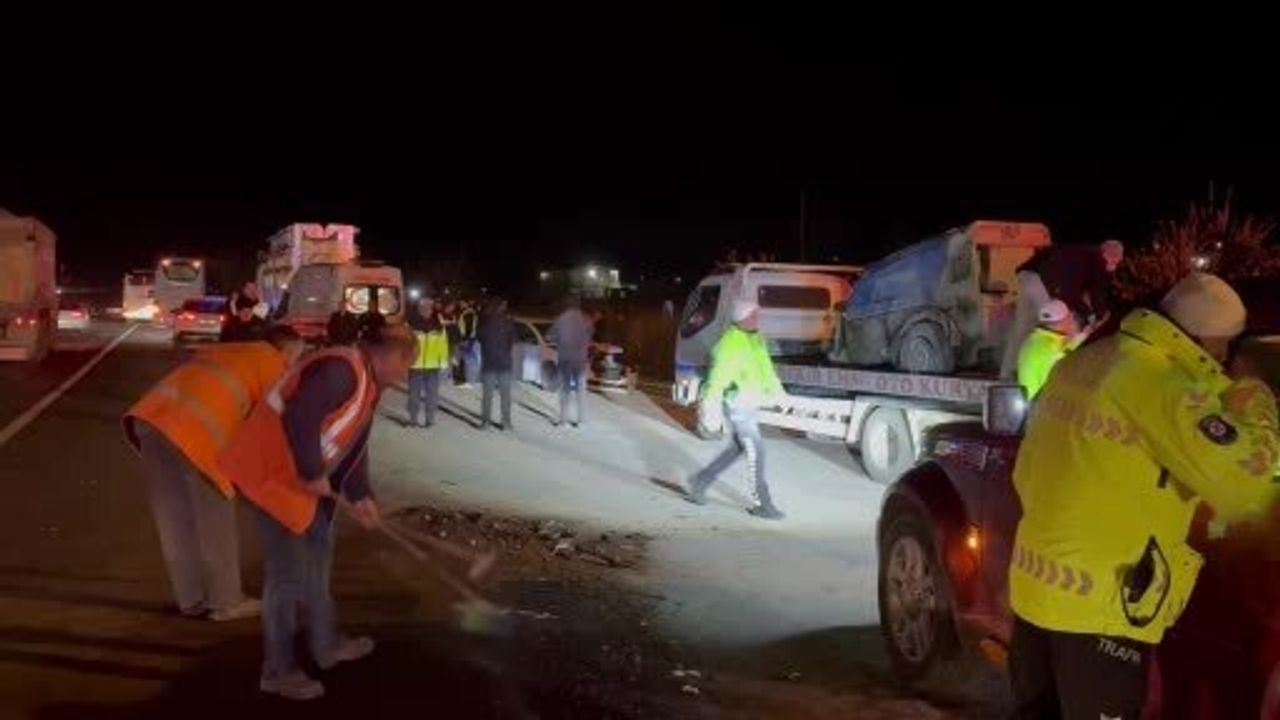 Kayseri'de zincirleme kaza: Yolcu otobüsü ile kamyonet çarpıştı, müdahaleye gelen astsubaya otomobil çarptı — 1'i ağır 7 yaralı