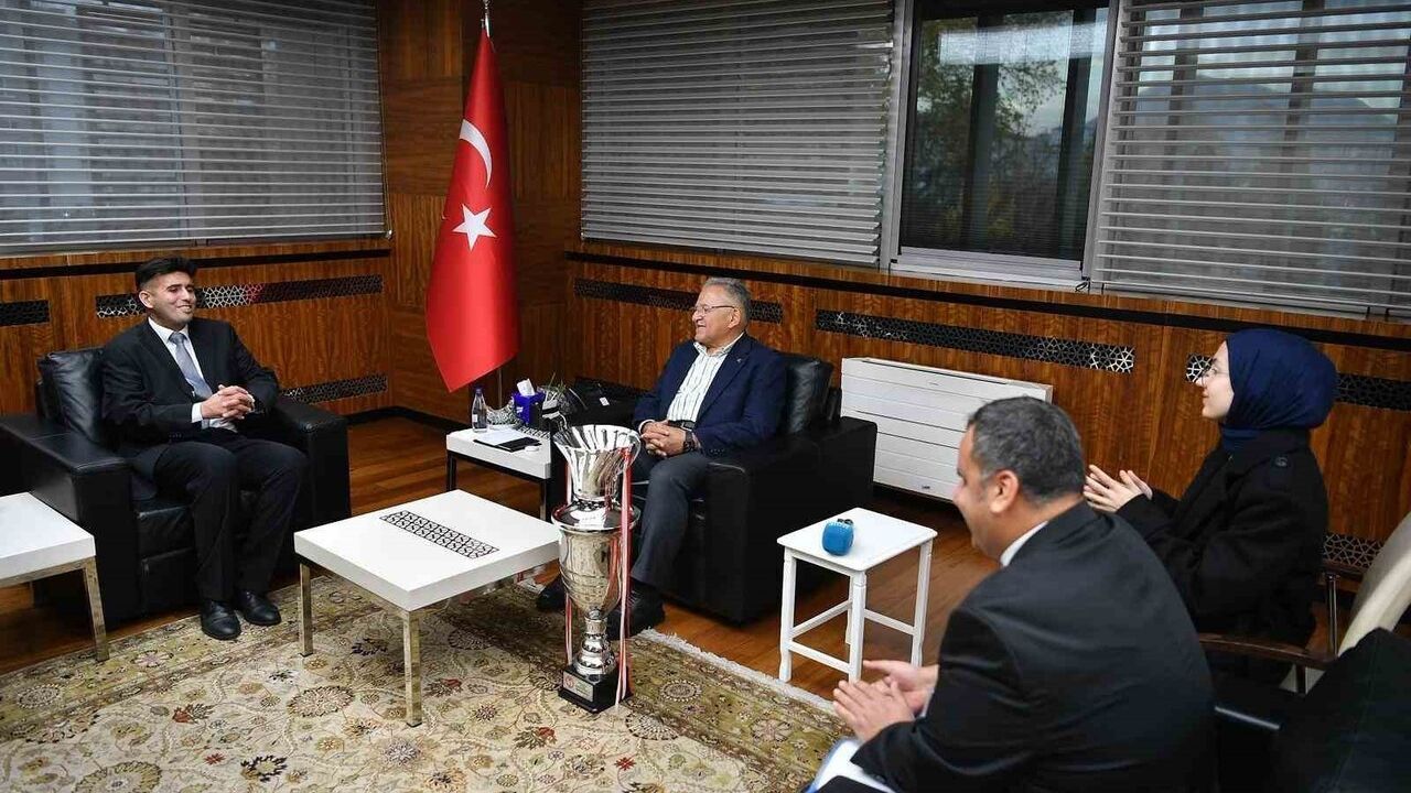 Kayseri Görme Engelliler’den Başkan Büyükkılıç’a Sesi Görenler 1. Ligi Şampiyonluk Kupası Takdimi