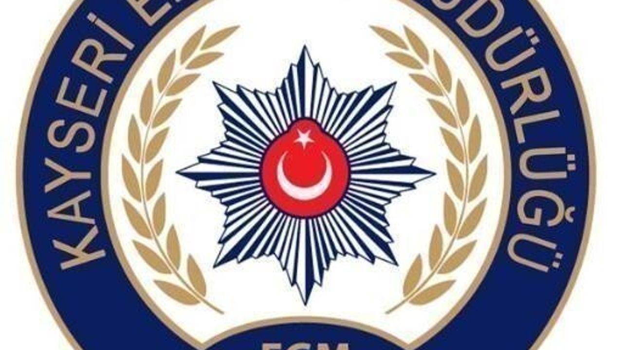 Kayseri Hacılar'da Kar Nedeniyle Yolda Mahsur Kalan 4 Kişi Polis Tarafından Kurtarıldı