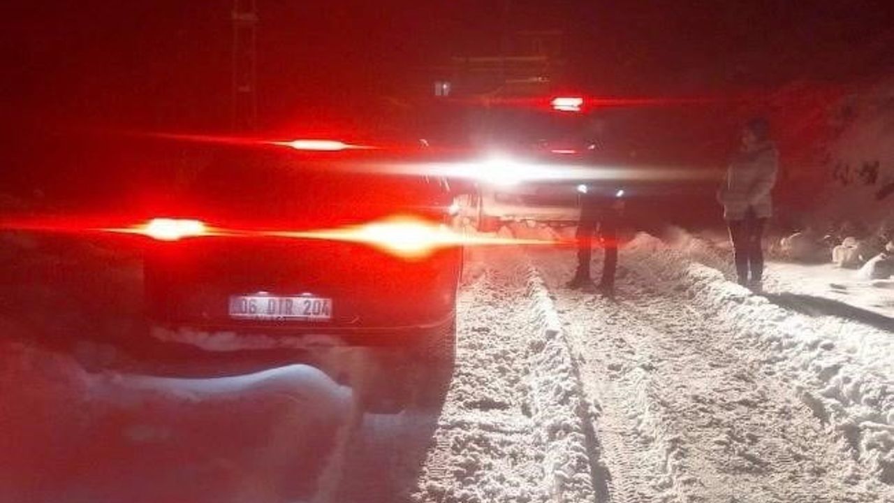 Kayseri Hacılar'da karla kaplı yolda mahsur kalan 2 şahıs polis tarafından kurtarıldı