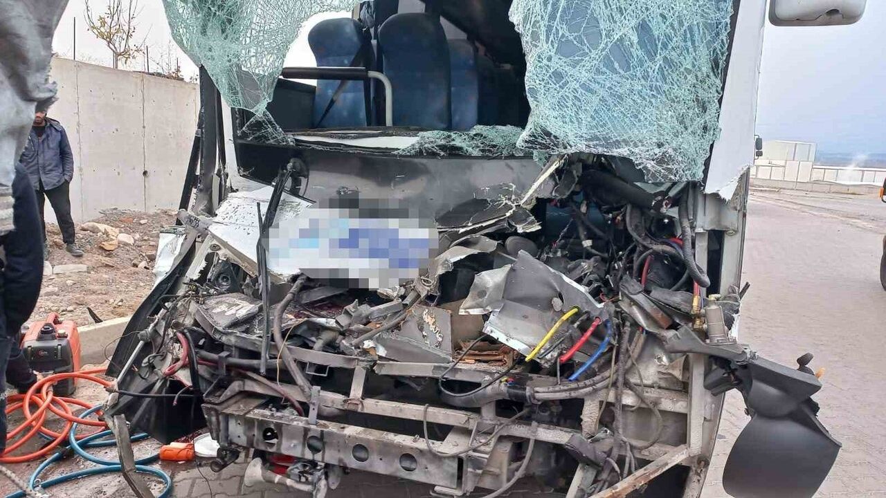 Kayseri İncesu'da işçi servisi tıra arkadan çarptı