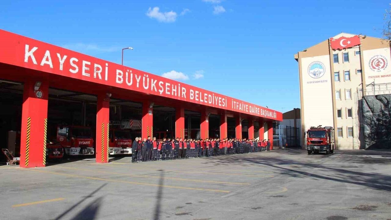 Kayseri İtfaiyesi, Kırıkkale Yahşihan OSB'deki kimya fabrikası yangınına 1 araç ve 4 personelle destek verdi