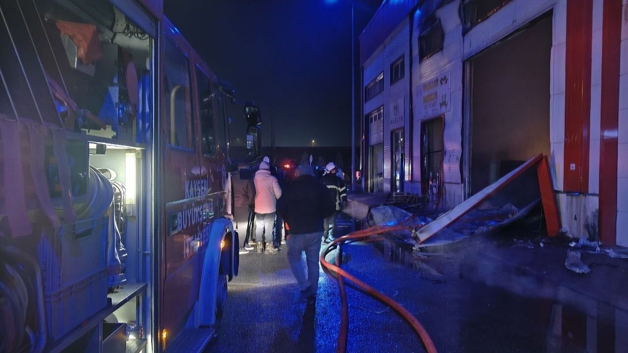 Kayseri Kocasinan'da masa ve sandalye atölyesinde yangın kontrol altına alındı
