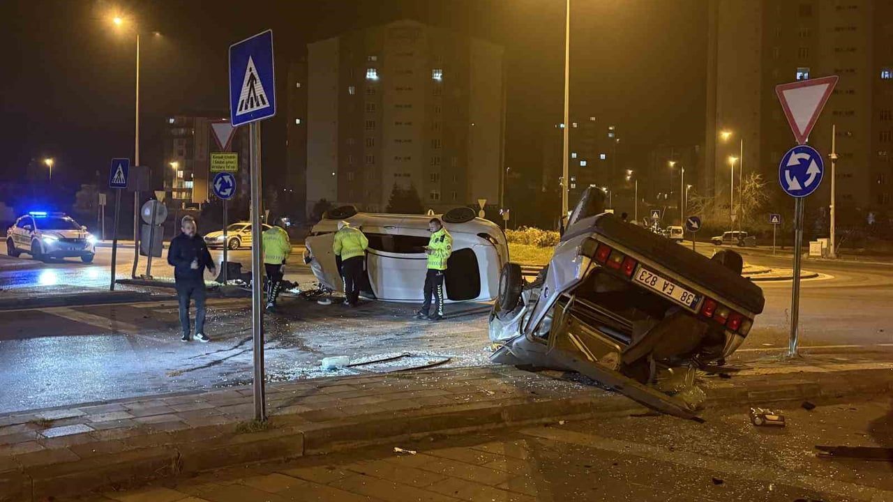 Kayseri Melikgazi'de kavşakta çarpışma: 2 sürücü yaralandı