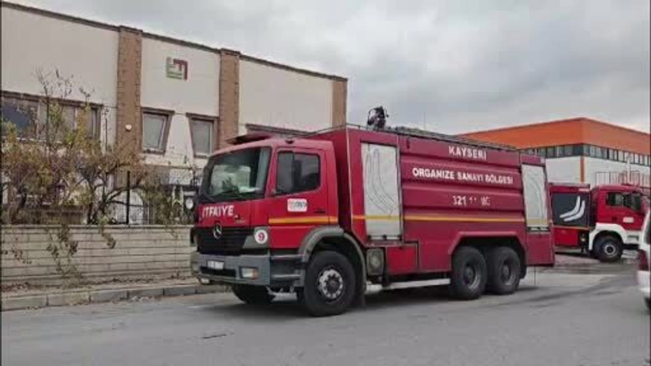 Kayseri Melikgazi'de mobilya fabrikası deposunda yangın: Yaralanma yok, maddi hasar oluştu